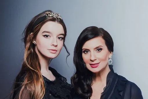 Страстный поцелуй на школьном дворе: дочь Стриженовых закончила школу Страстный поцелуй на школьном дворе: дочь Стриженовых закончила школу