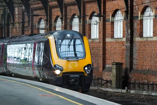 Поезд въехал прямо в дом: 7 удивительных фактов из мира недвижимости