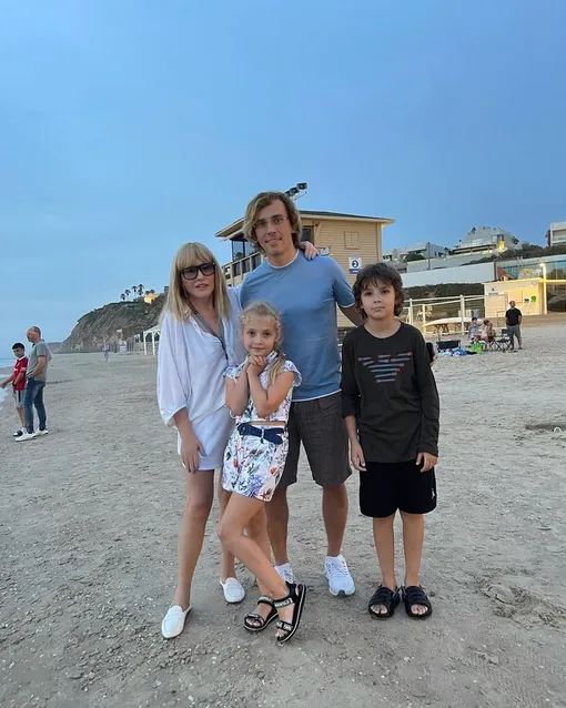 Алла Пугачёва, Максим Галкин*, Лиза, Гарри