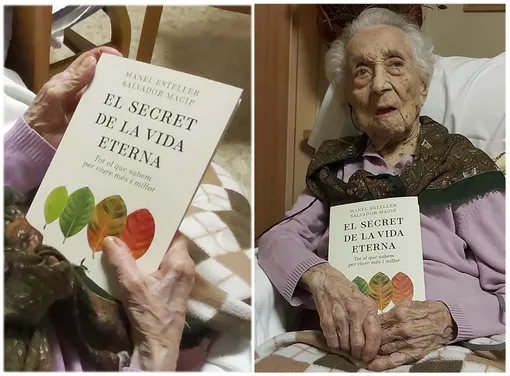Мария Бранас Морера с книгой учёного, который обследовал и расспрашивал её