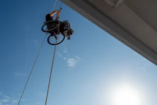 Паралимпиец-альпинист покорил небоскреб и собрал 50 млн на благотворительность