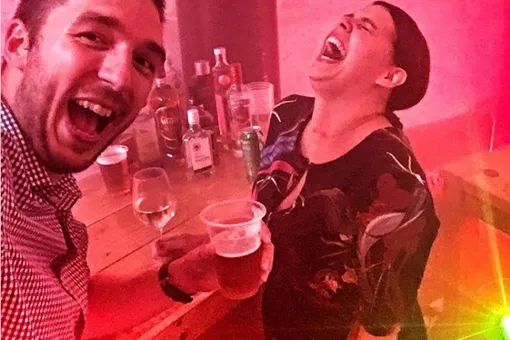 Родители хотели сходить на свидание, но не нашли няню. И вот что придумал отец Родители хотели сходить на свидание, но не нашли няню. И вот что придумал отец